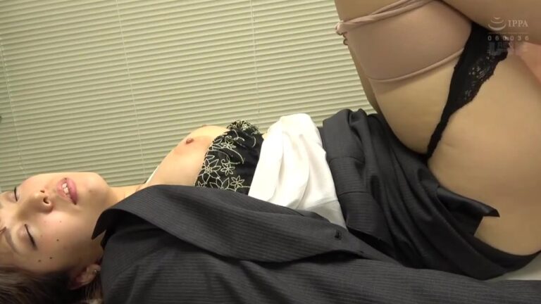 【巨乳秘書】「やめてください！」パンスト越しの感触を確かめながら、無理やりイラマチオ！
