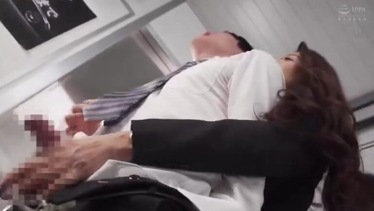 会議室で痴女に豹変した女上司の隠密フェラ。